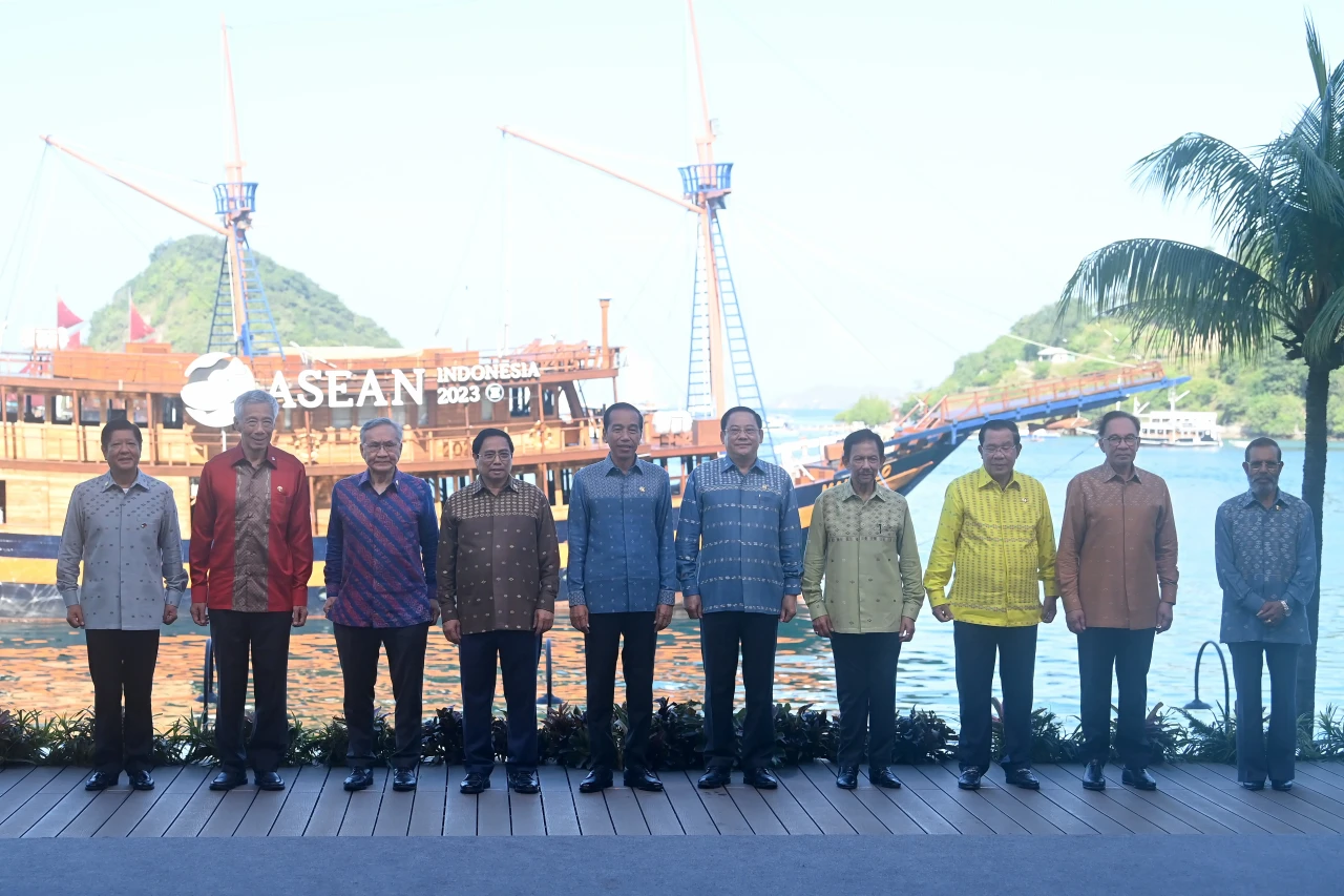 Jokowi Hadiri Retreat...