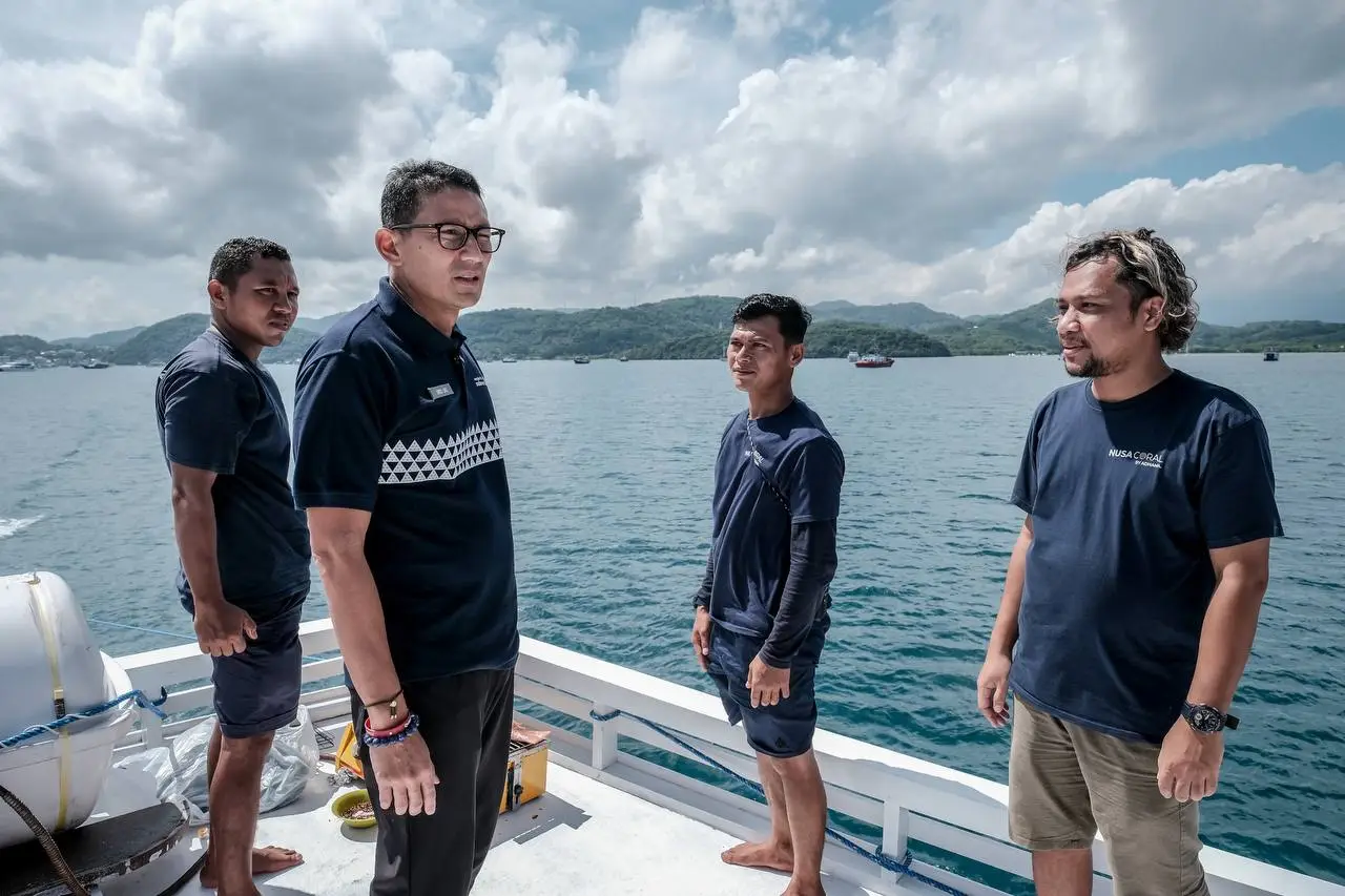Berlayar dengan Kapal...