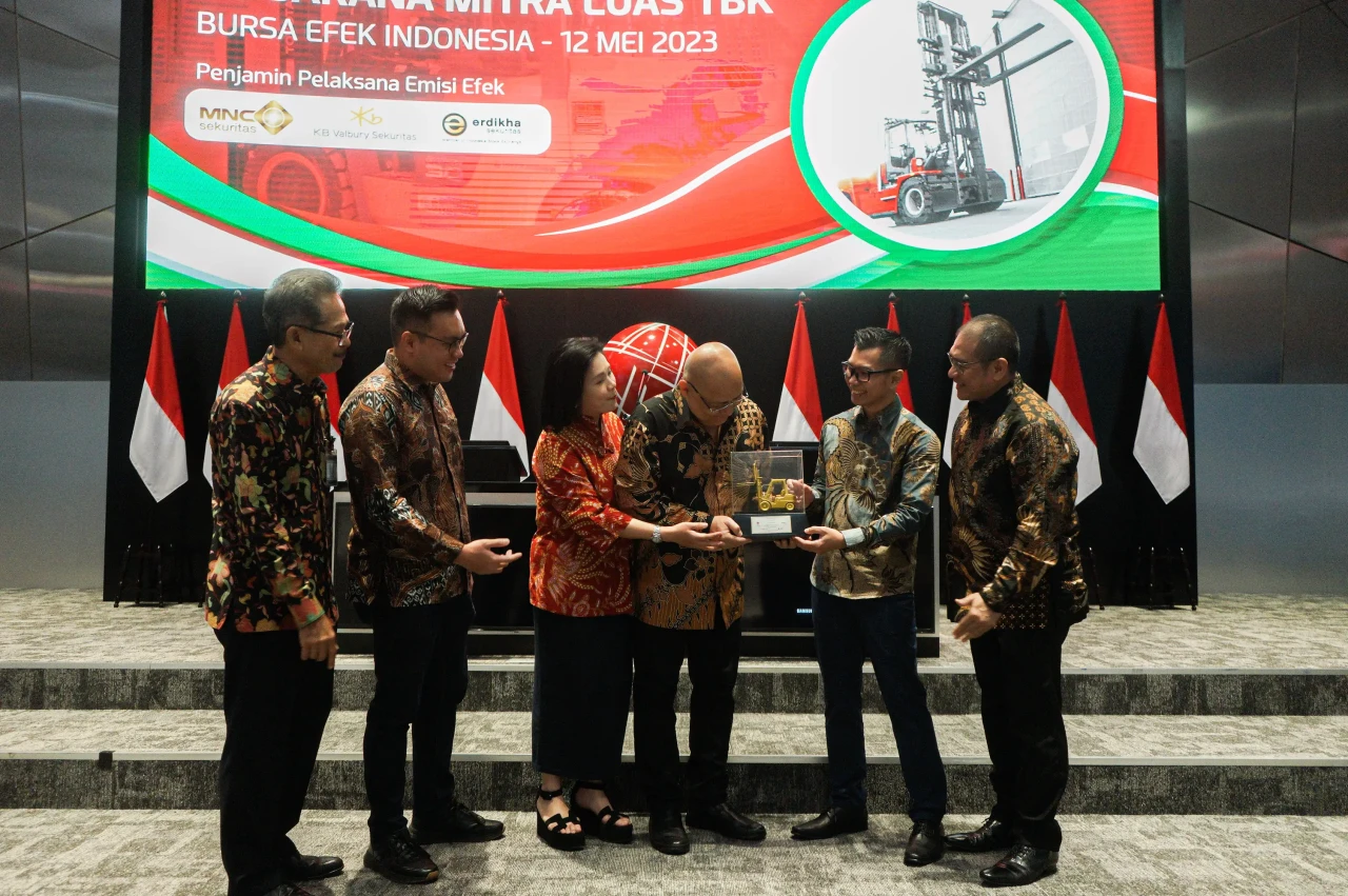 Resmi Melantai di BEI,...