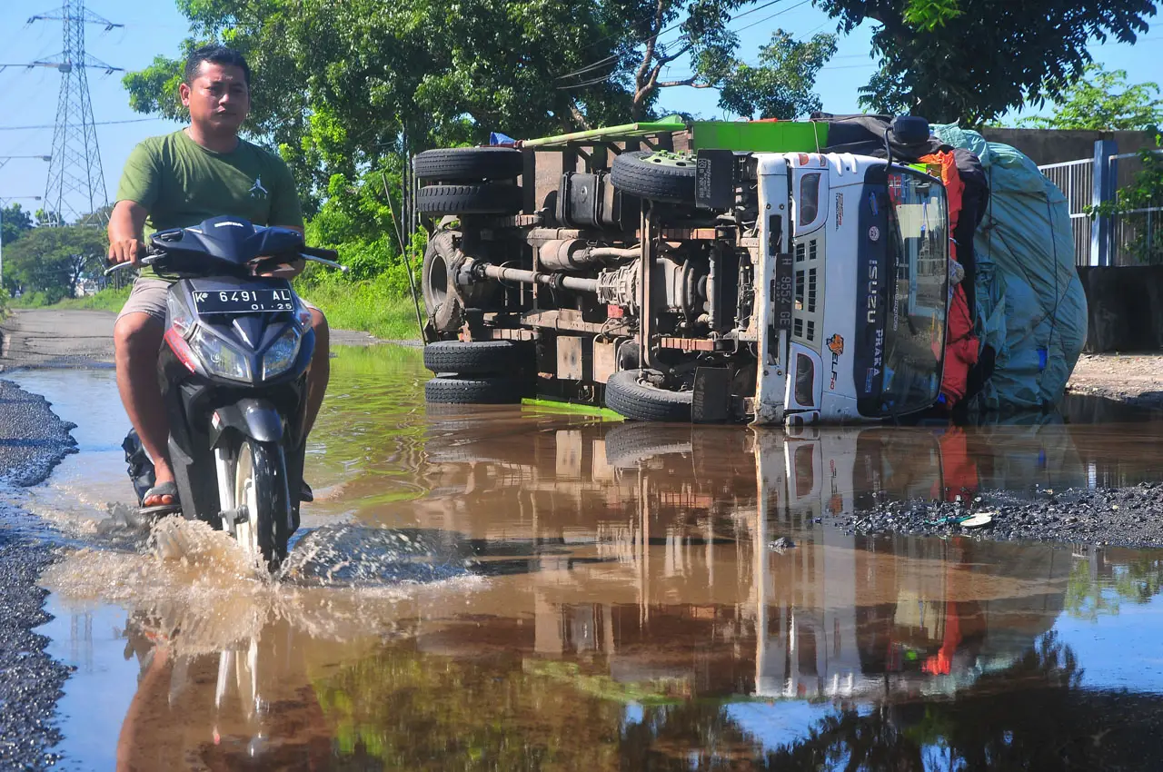 Akibat Jalan Rusak,...