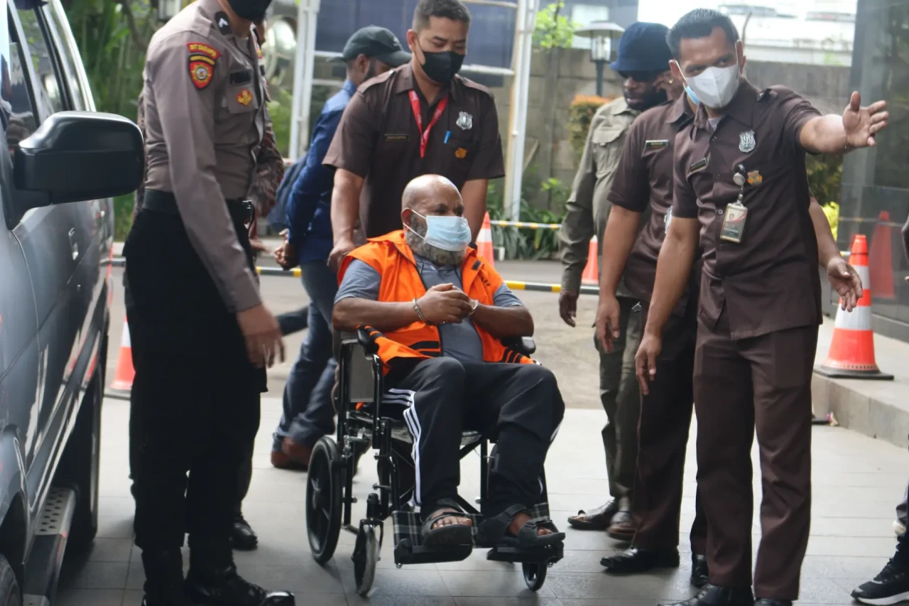 Berkas Rampung, Lukas...