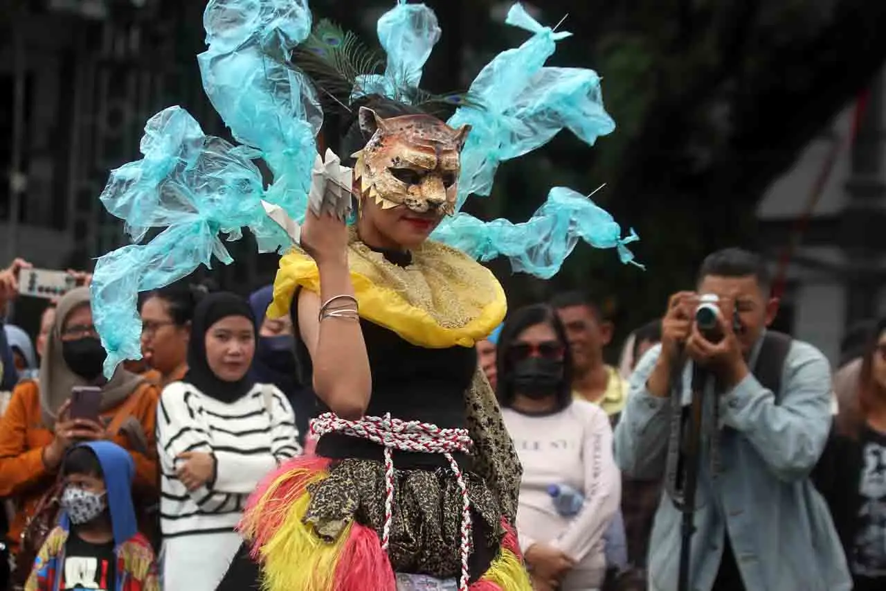 Lomba Tata Busana Daur...
