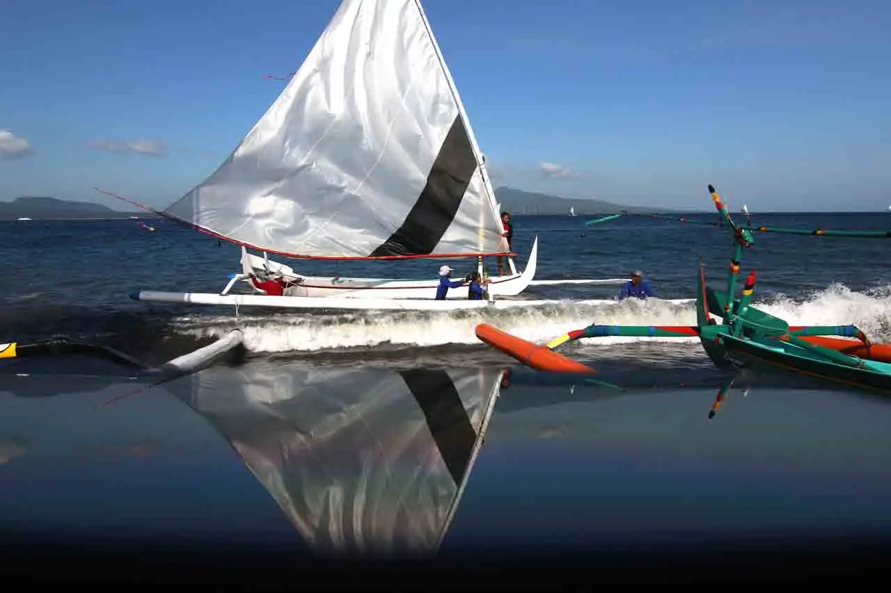Tradisi Balap Perahu...