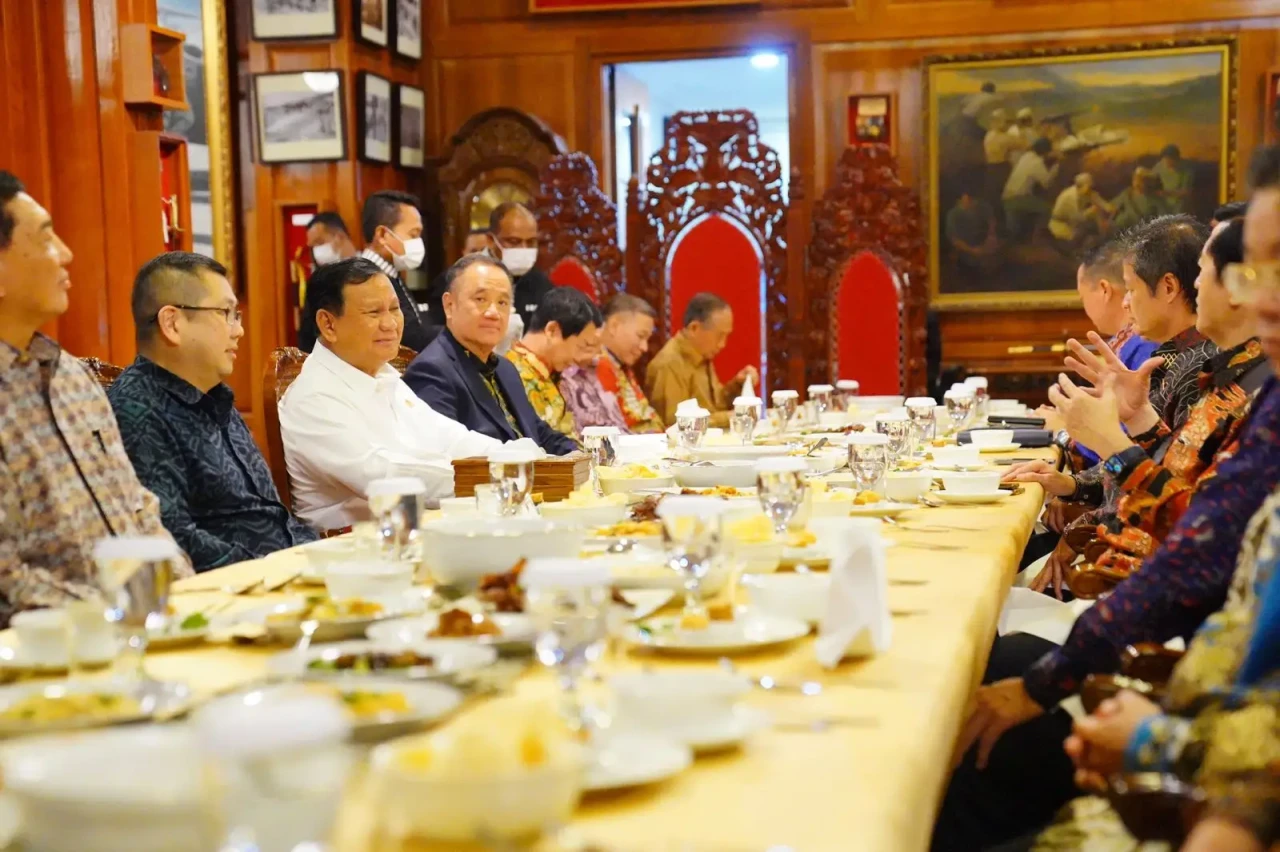 Prabowo Subianto Sambut...
