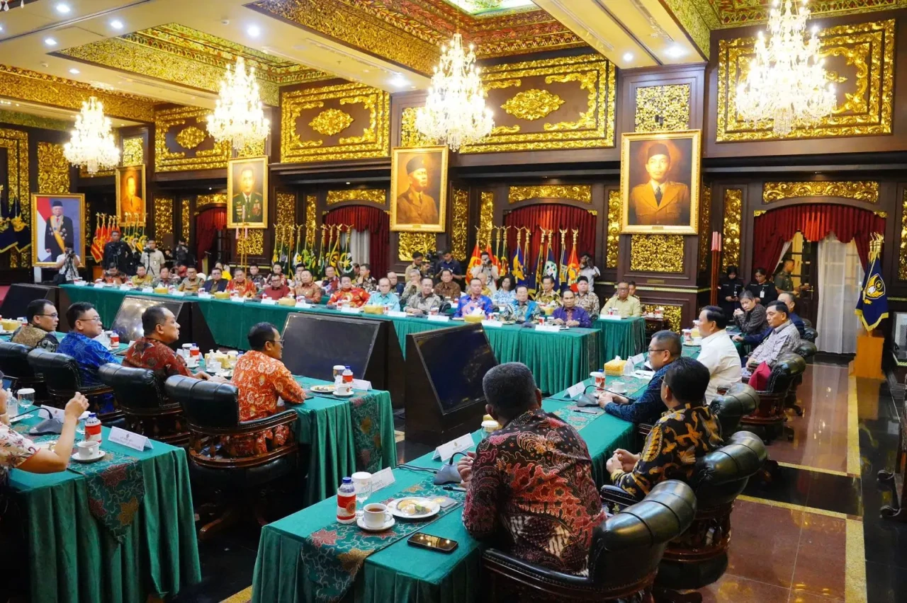 Prabowo Subianto Sambut...
