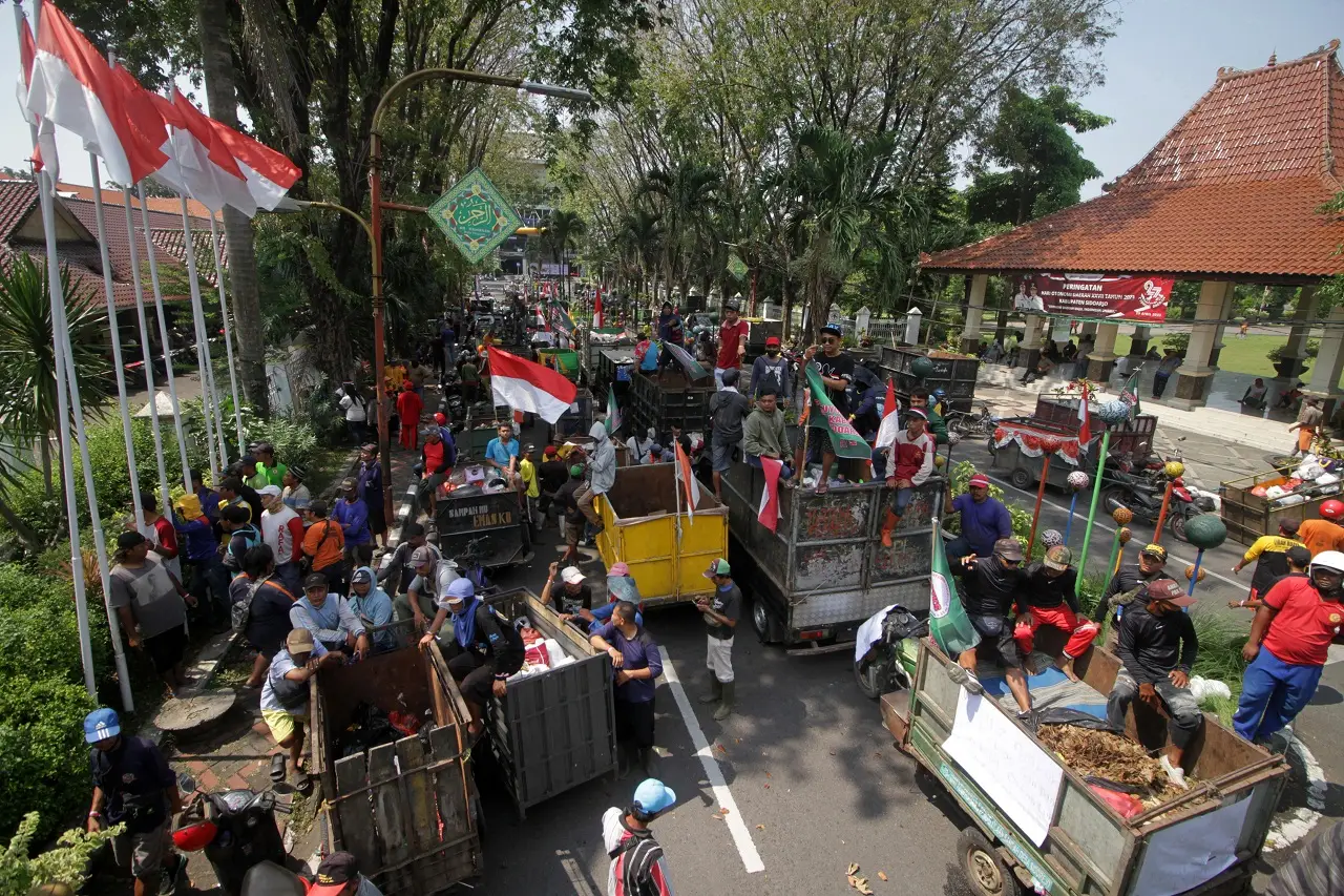Unjuk Rasa Pengelola...