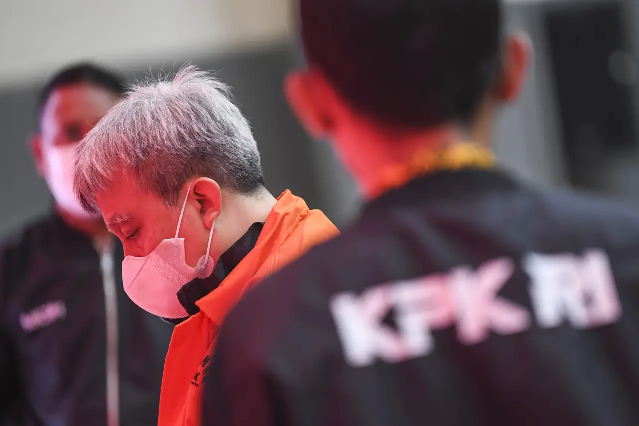 KPK Tahan Mantan Dirut...