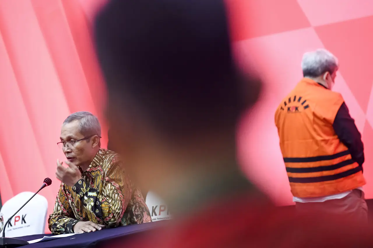 KPK Tahan Mantan Dirut...