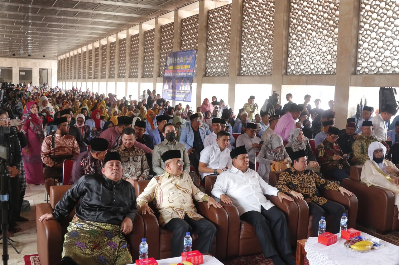 Prabowo Hadiri Silaturahmi...