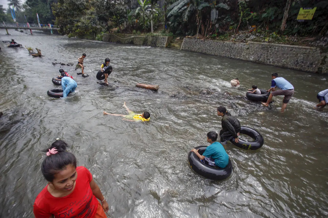 Serunya Bermain Air...