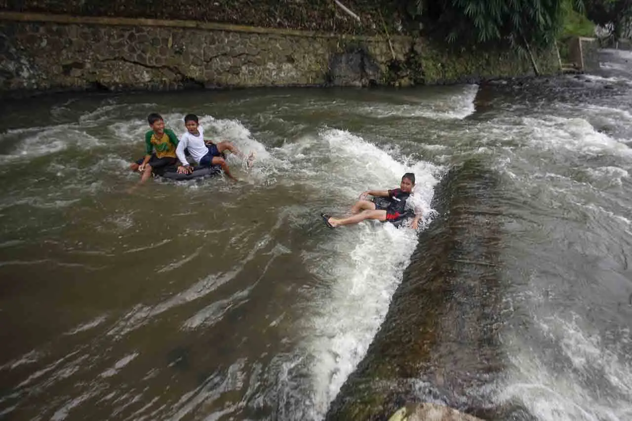 Serunya Bermain Air...