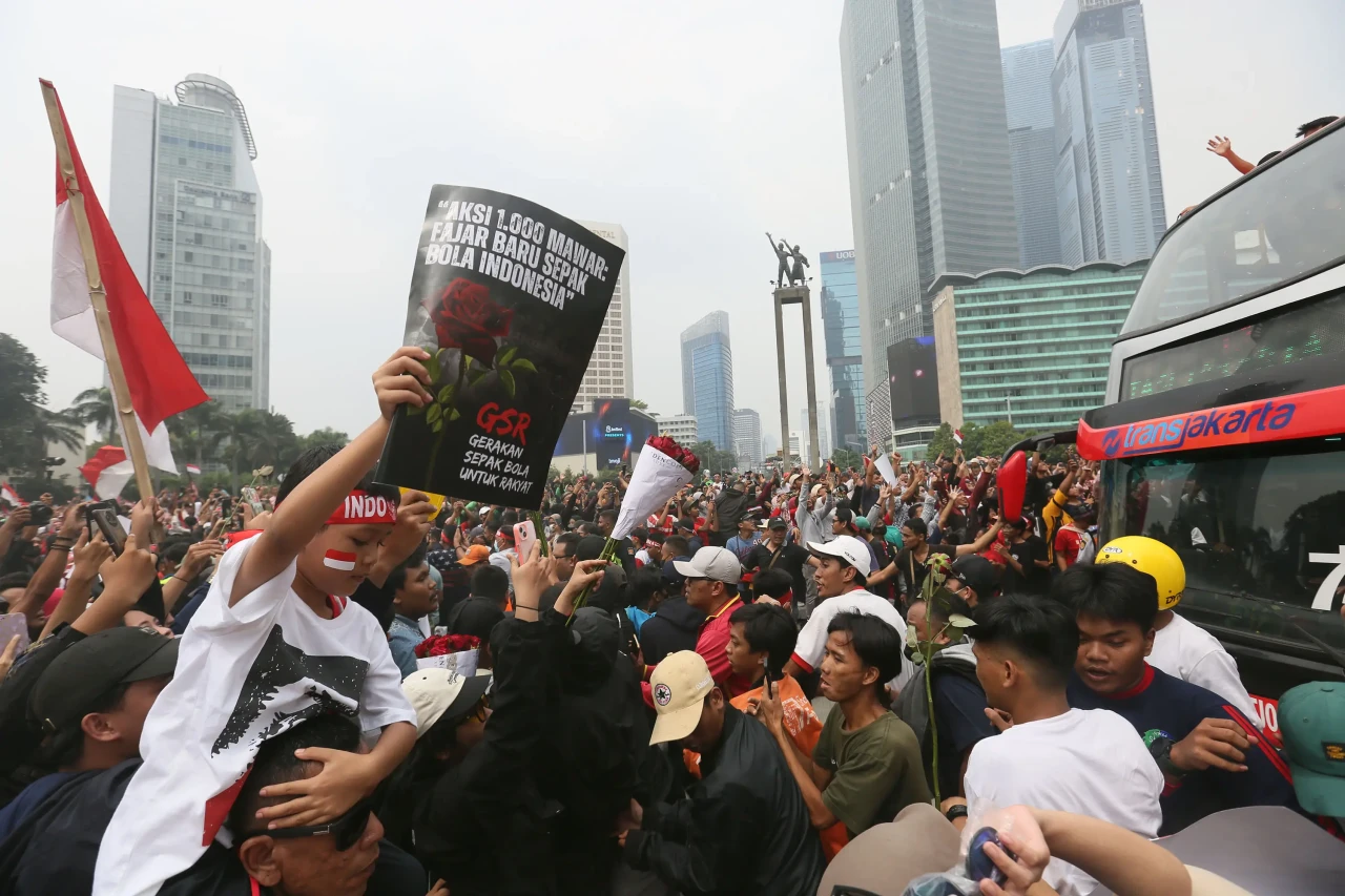 Suporter Menyambut Arak-arakan...