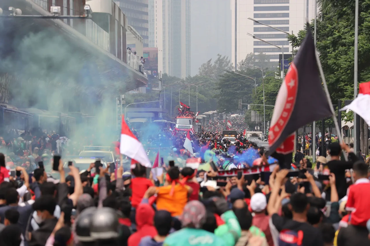 Suporter Menyambut Arak-arakan...