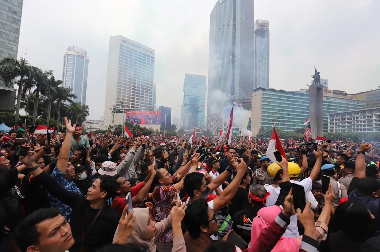 Suporter Menyambut Arak-arakan...