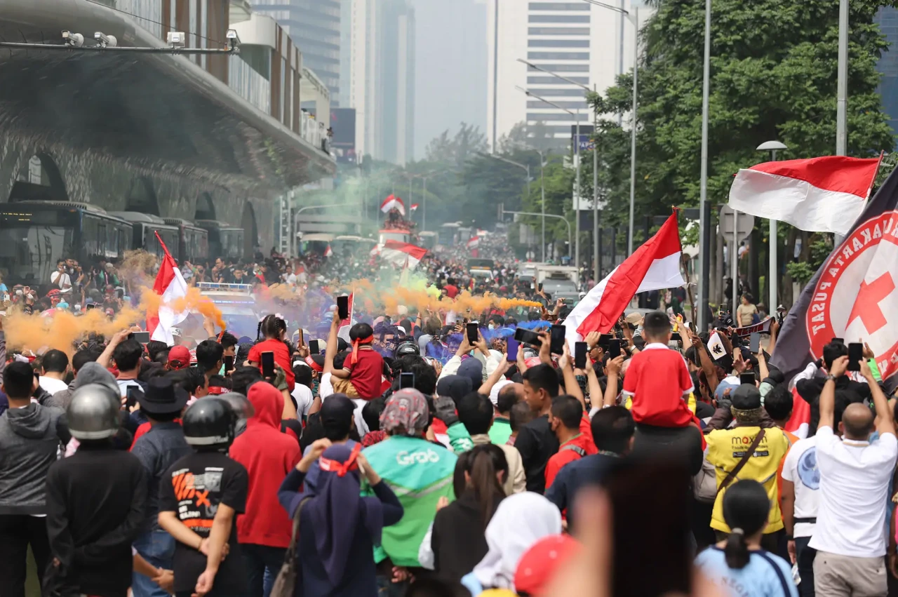 Suporter Menyambut Arak-arakan...