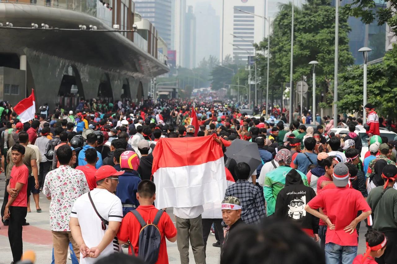 Suporter Menyambut Arak-arakan...