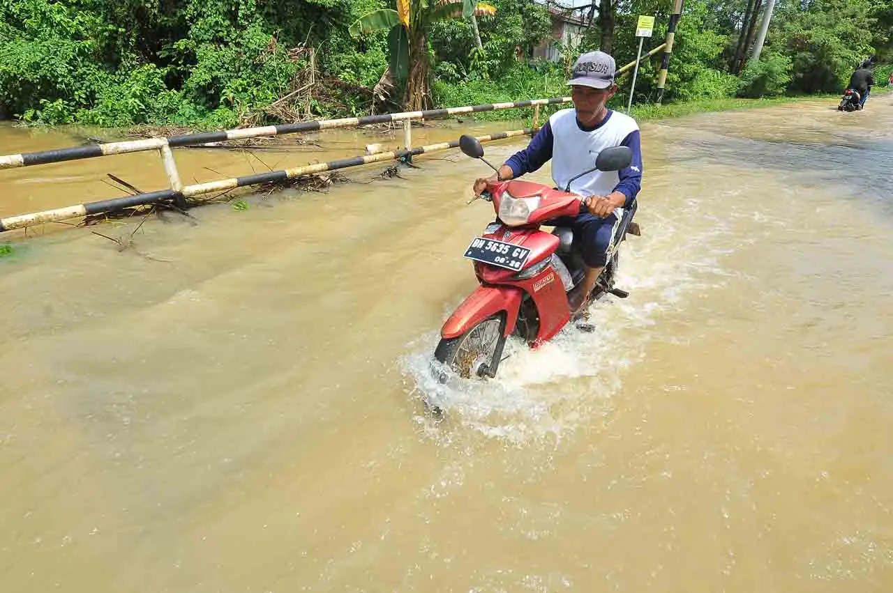 Banjir Rendam Ratusan...