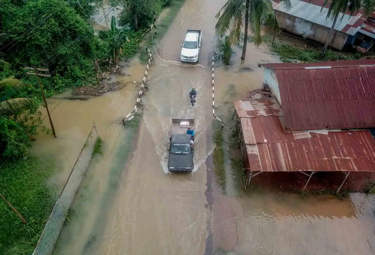 Banjir Rendam Ratusan...