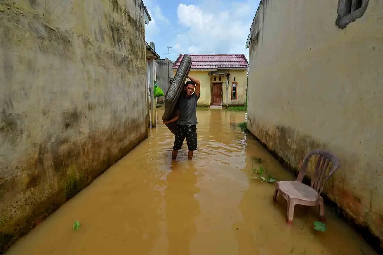 Banjir Rendam Ratusan...
