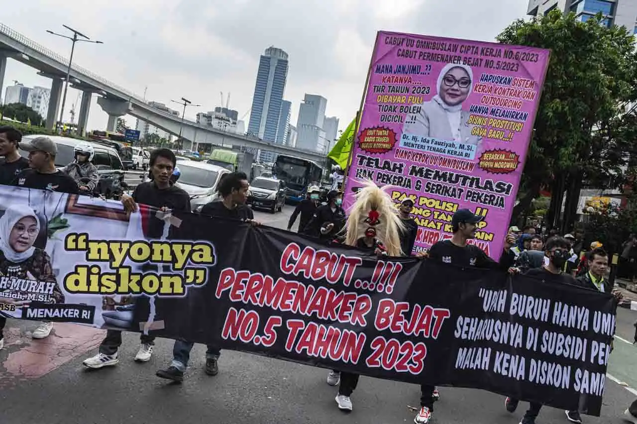 Aksi Buruh Tuntut Pencabutan...