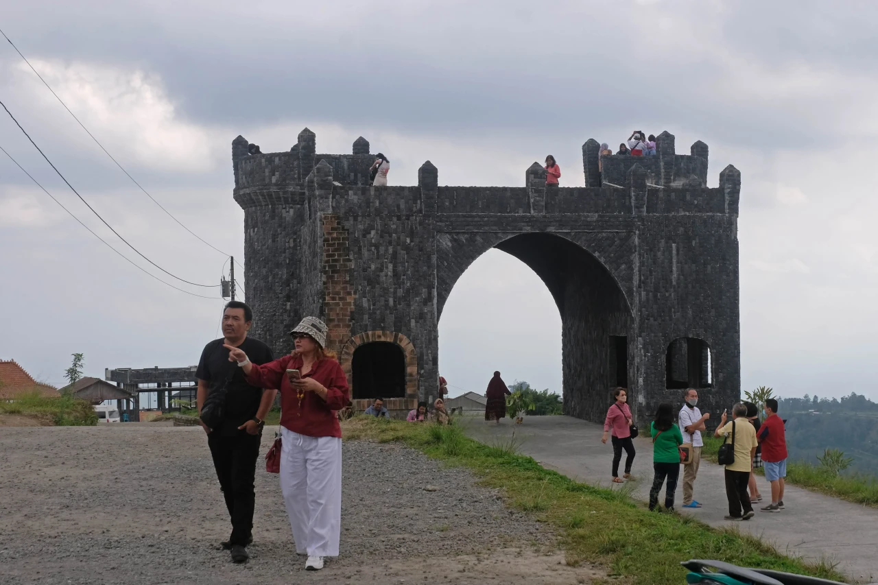Wisata Alam Negeri Kahyangan...