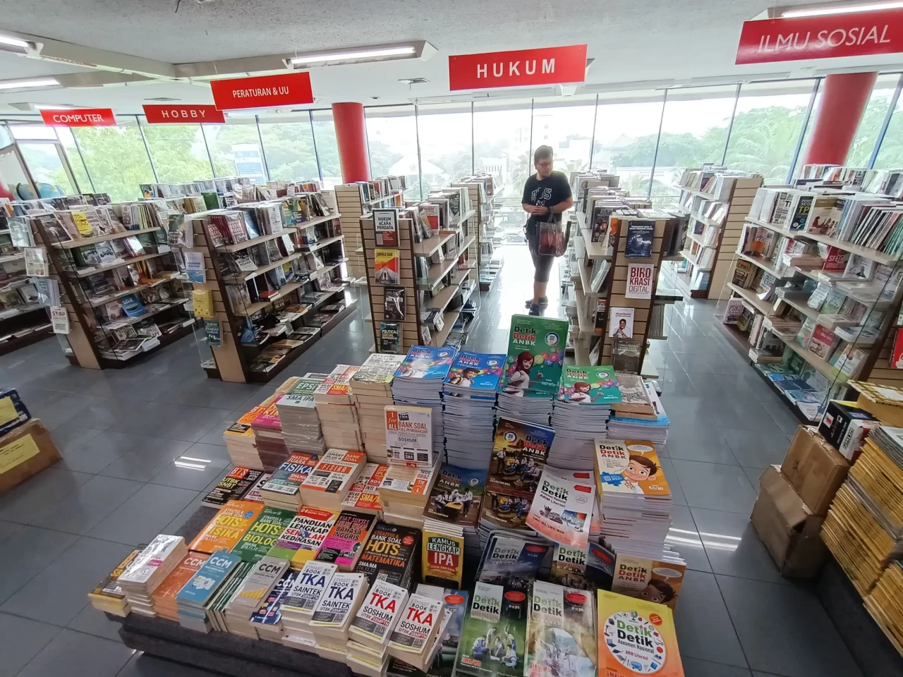 Senja Kala Toko Buku...