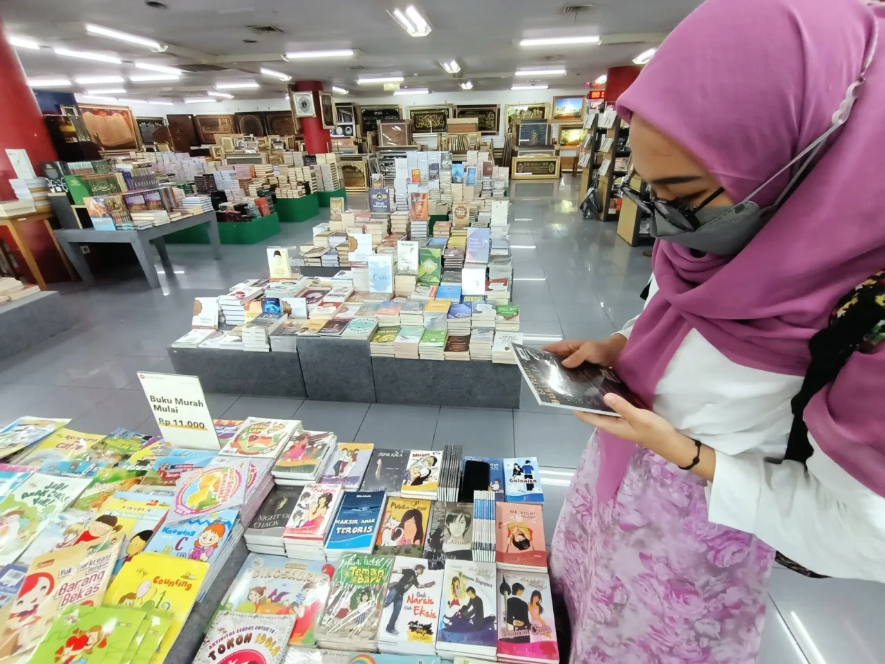 Senja Kala Toko Buku...