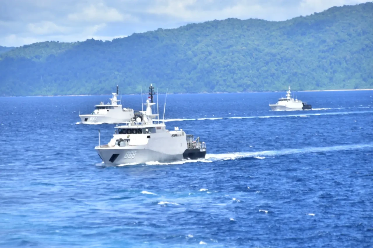 Kerahkan Empat KRI Terbaik...