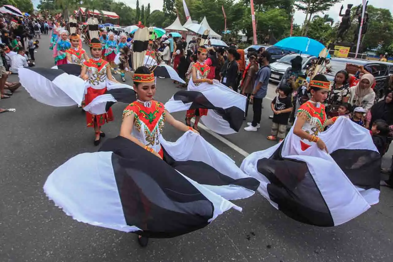 Kemeriahan Parade Karnaval...