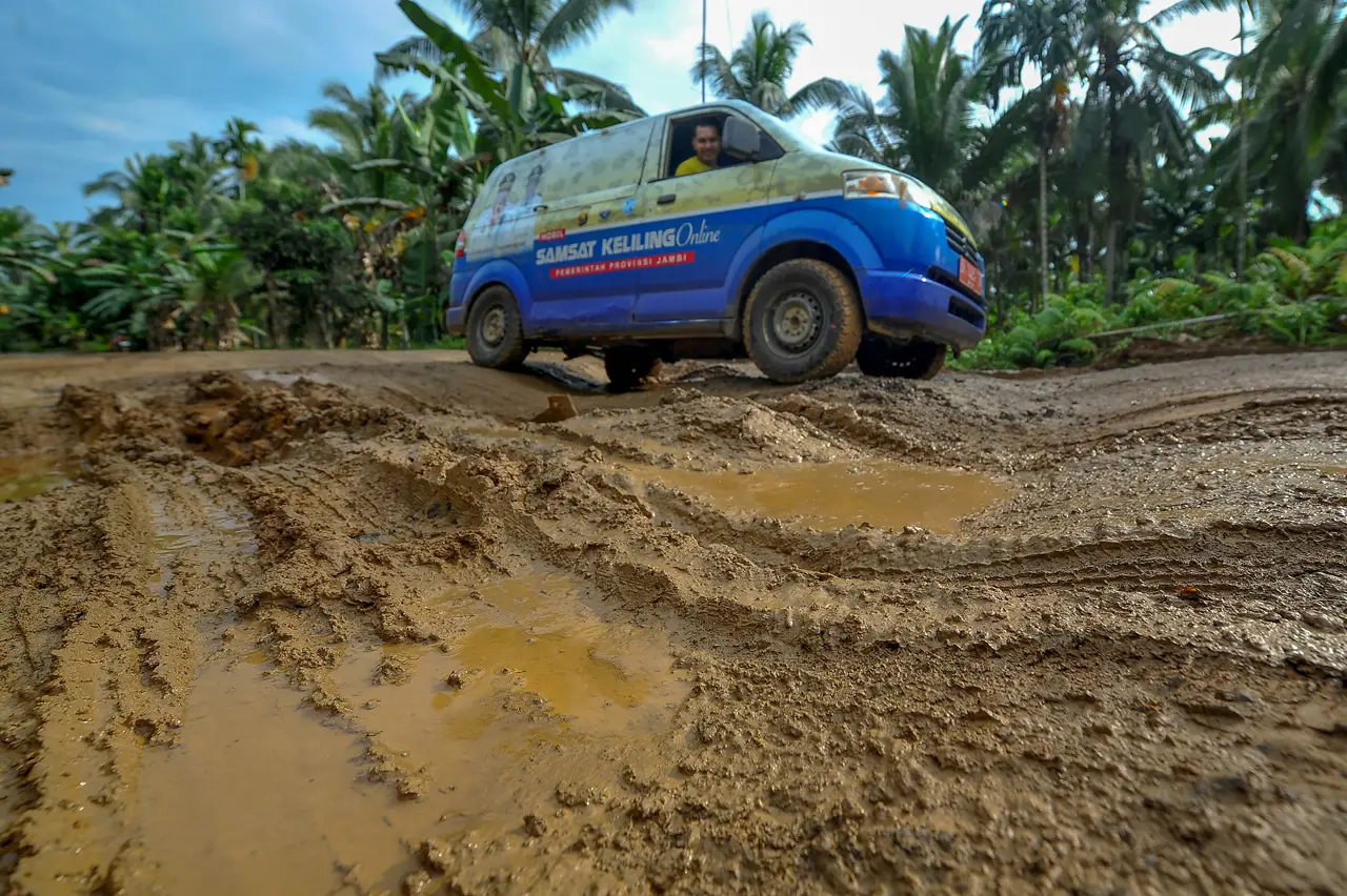 Jalan Rusak Menuju Kawasan...