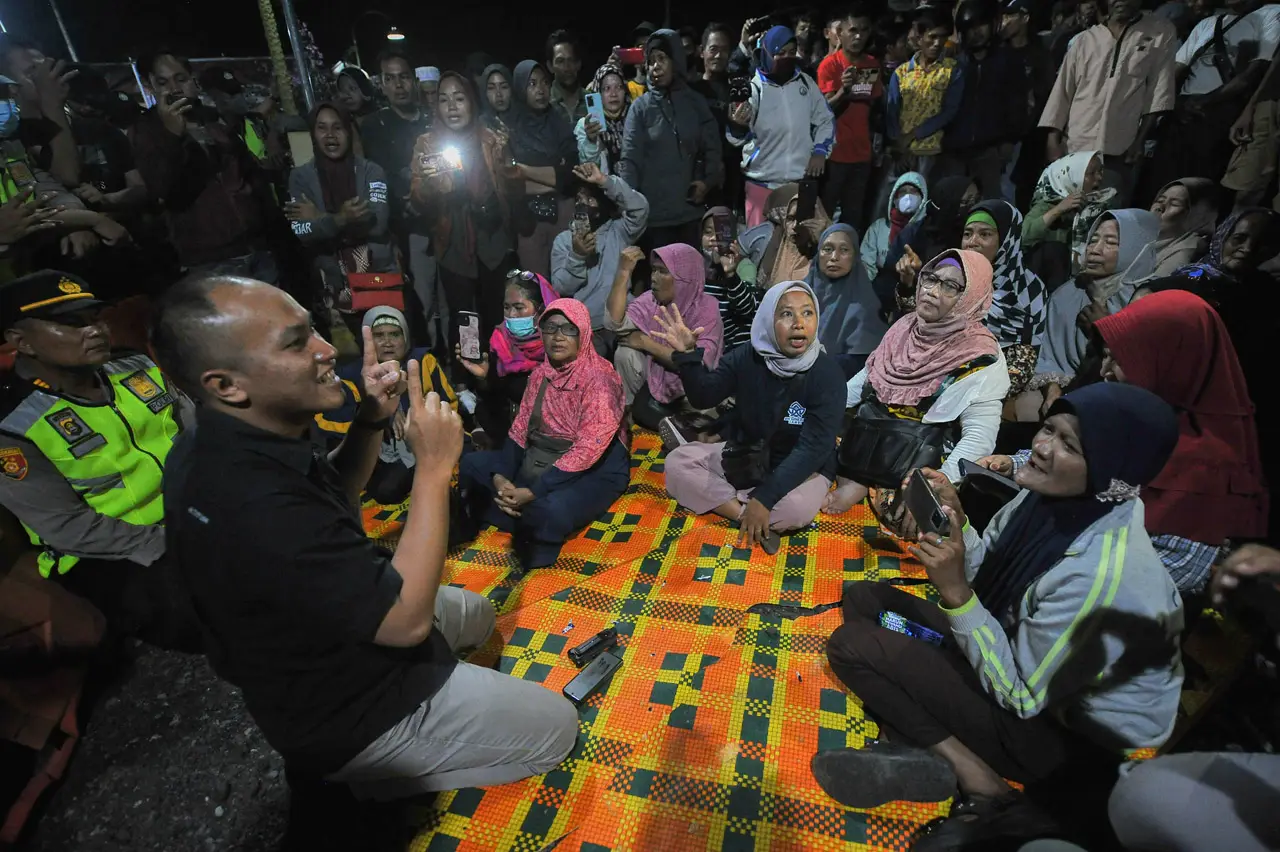 Ratusan Warga Kumpeh...