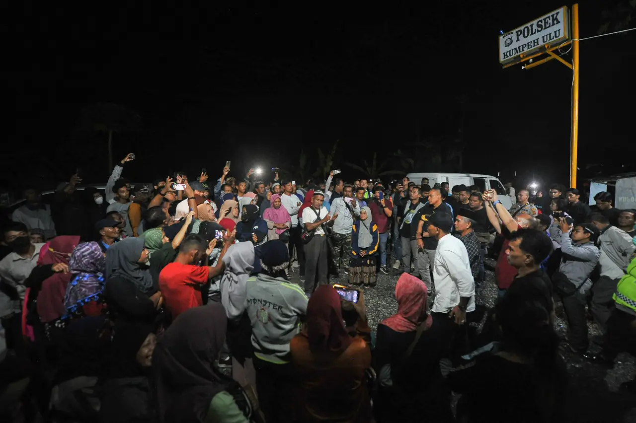 Ratusan Warga Kumpeh...