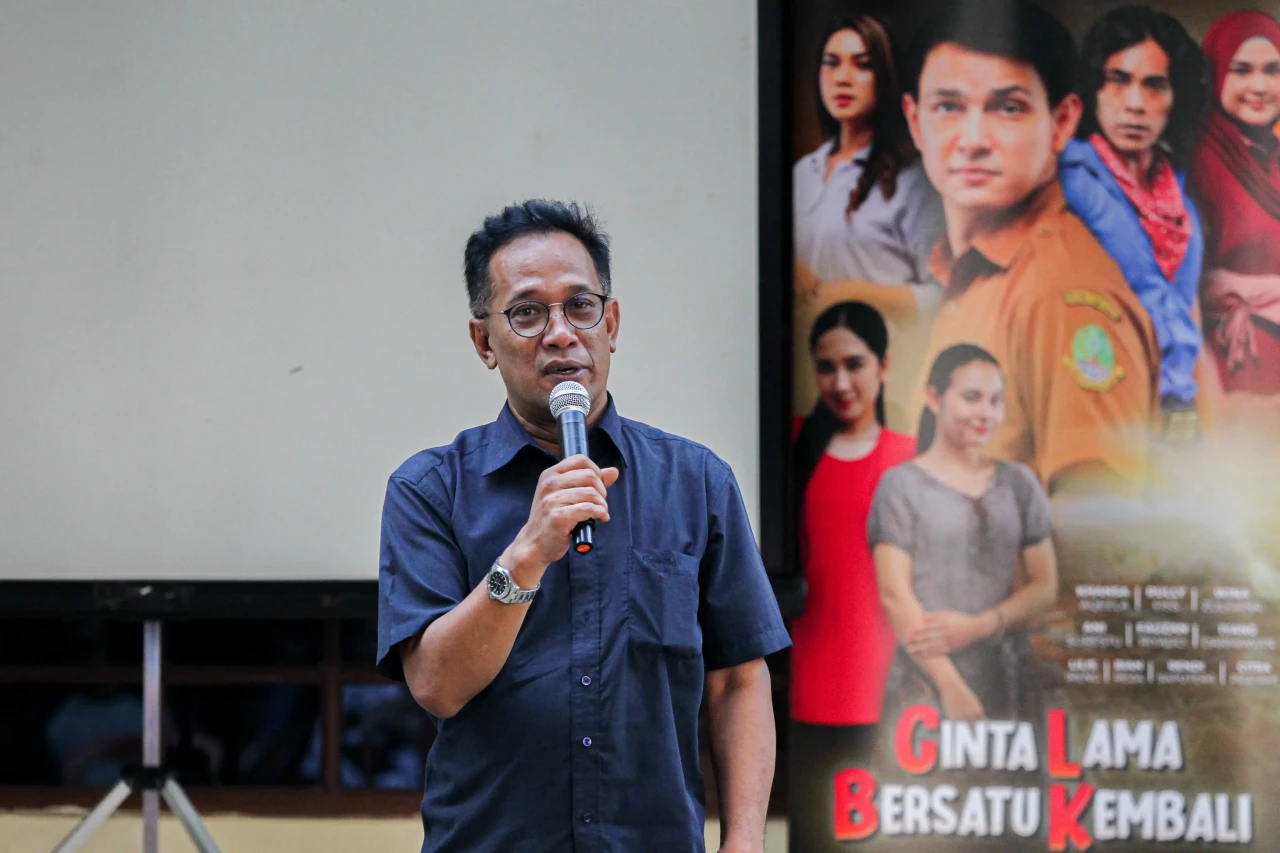 Tayang Perdana, Para...