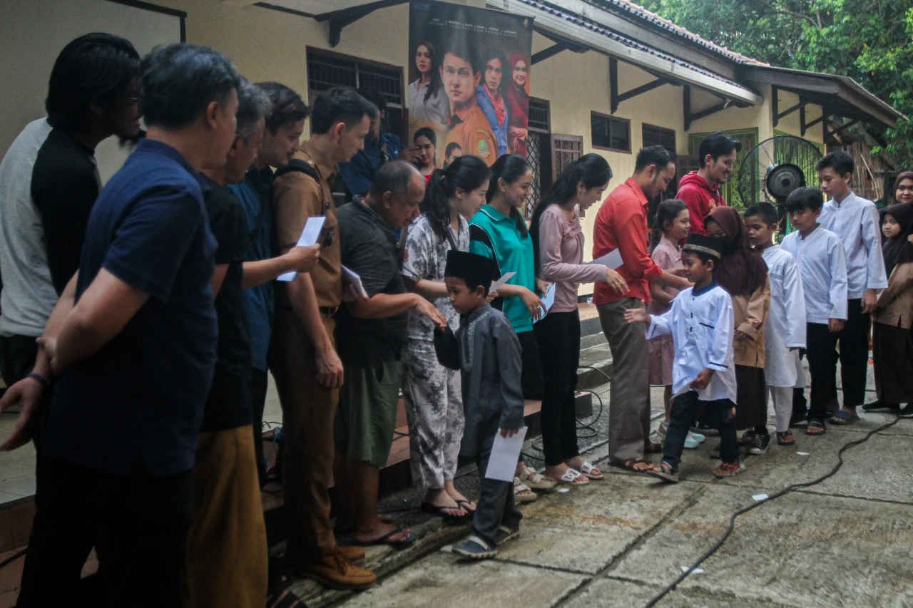 Tayang Perdana, Para...