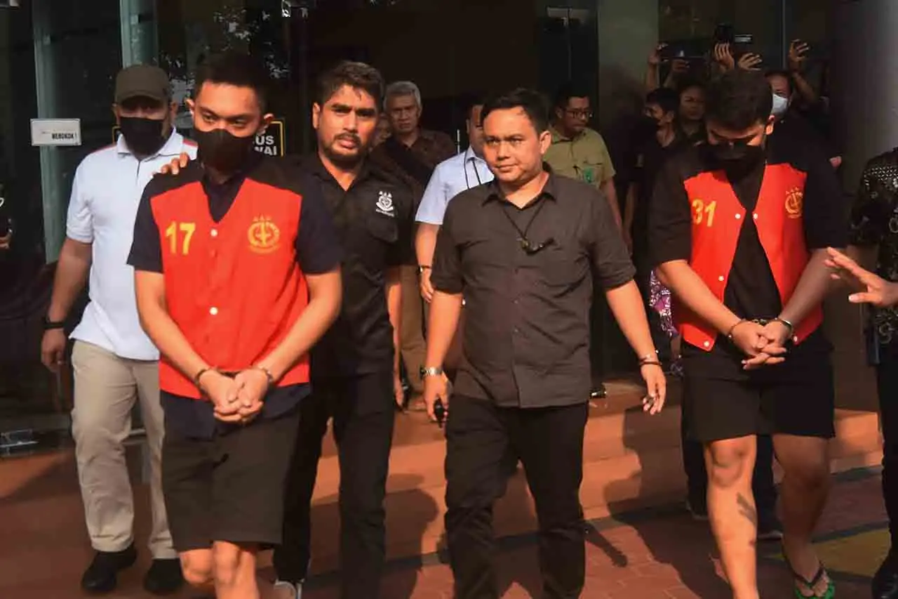 Ditahan di Rutan Cipinang,...