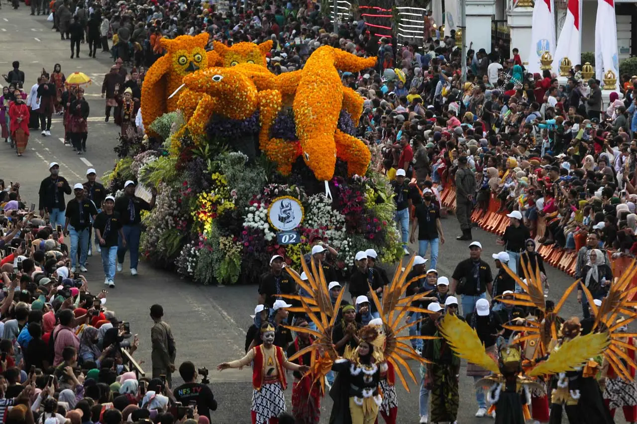 Kemeriahan Pawai Bunga...