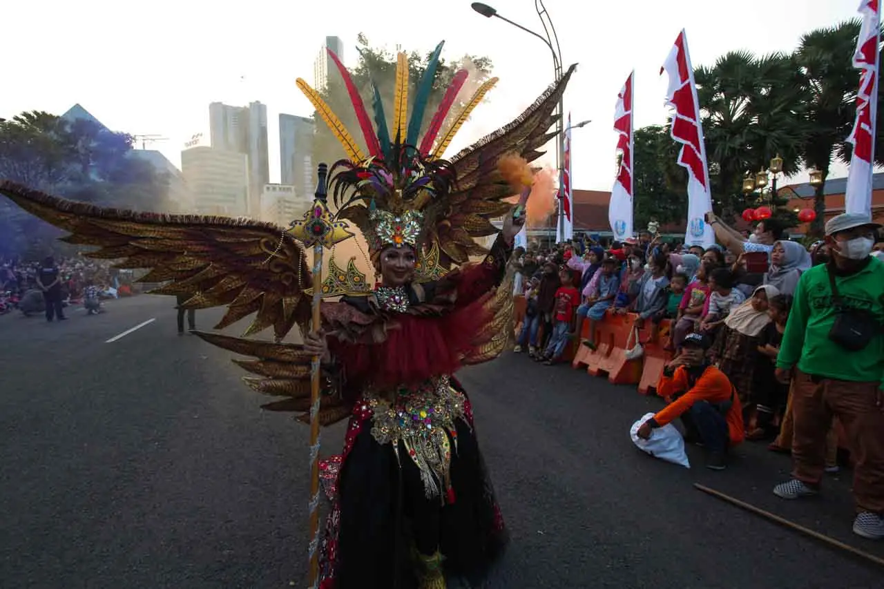 Kemeriahan Pawai Bunga...