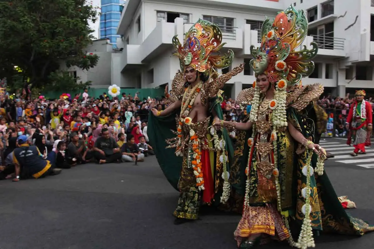 Kemeriahan Pawai Bunga...