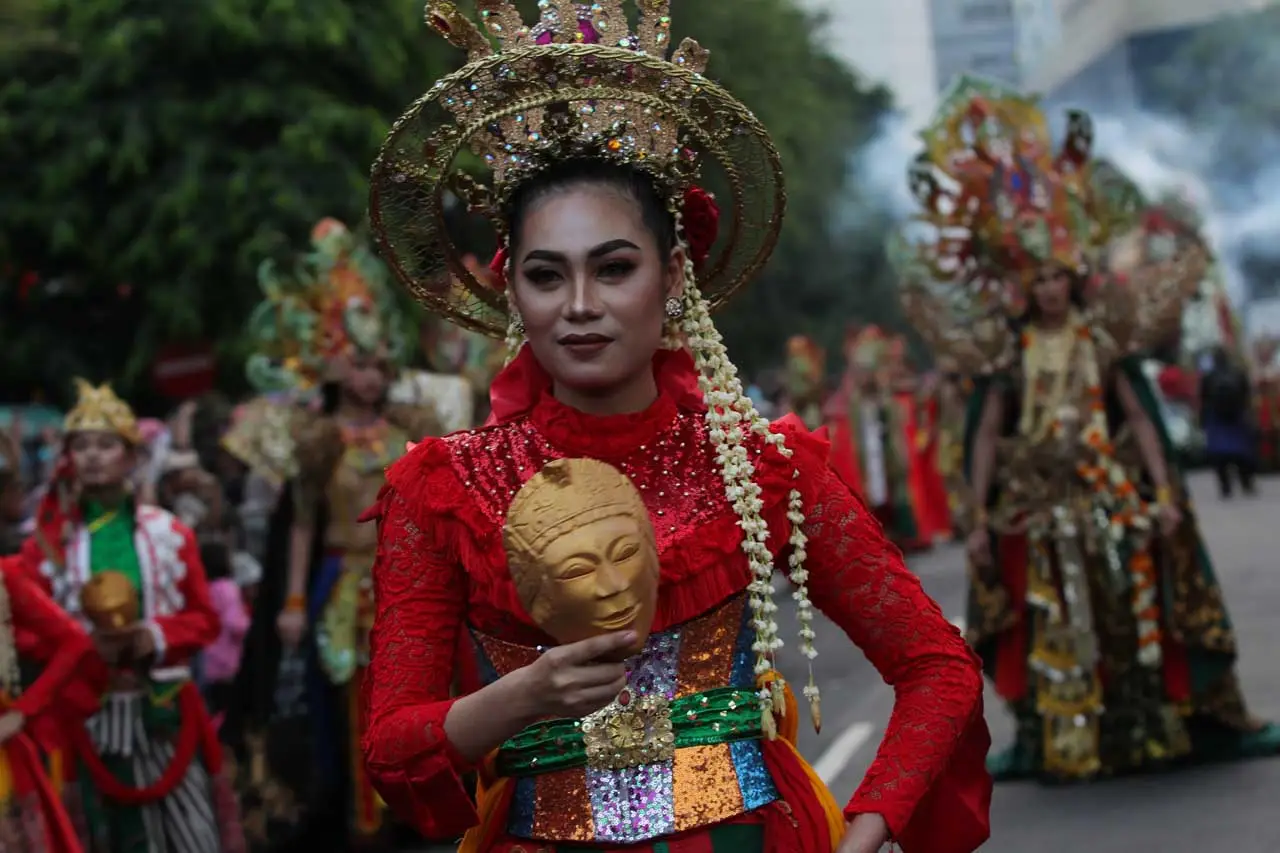 Kemeriahan Pawai Bunga...