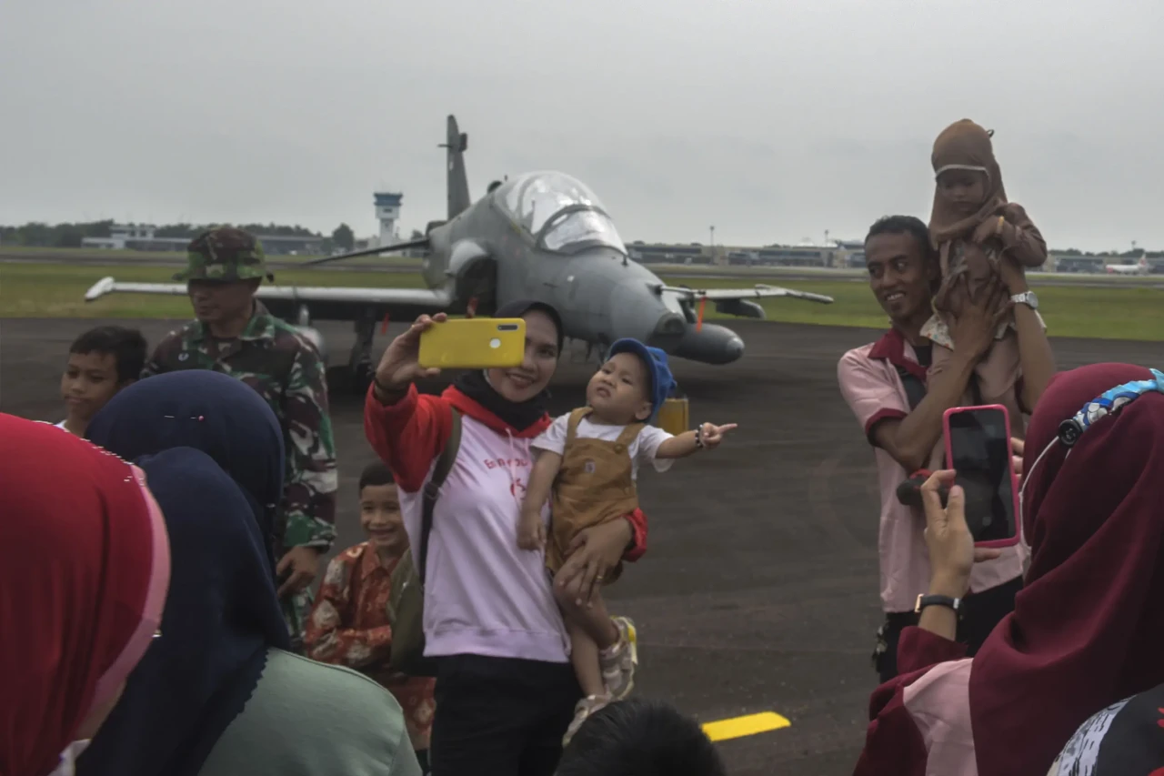 Antusiasme Warga Saksikan...
