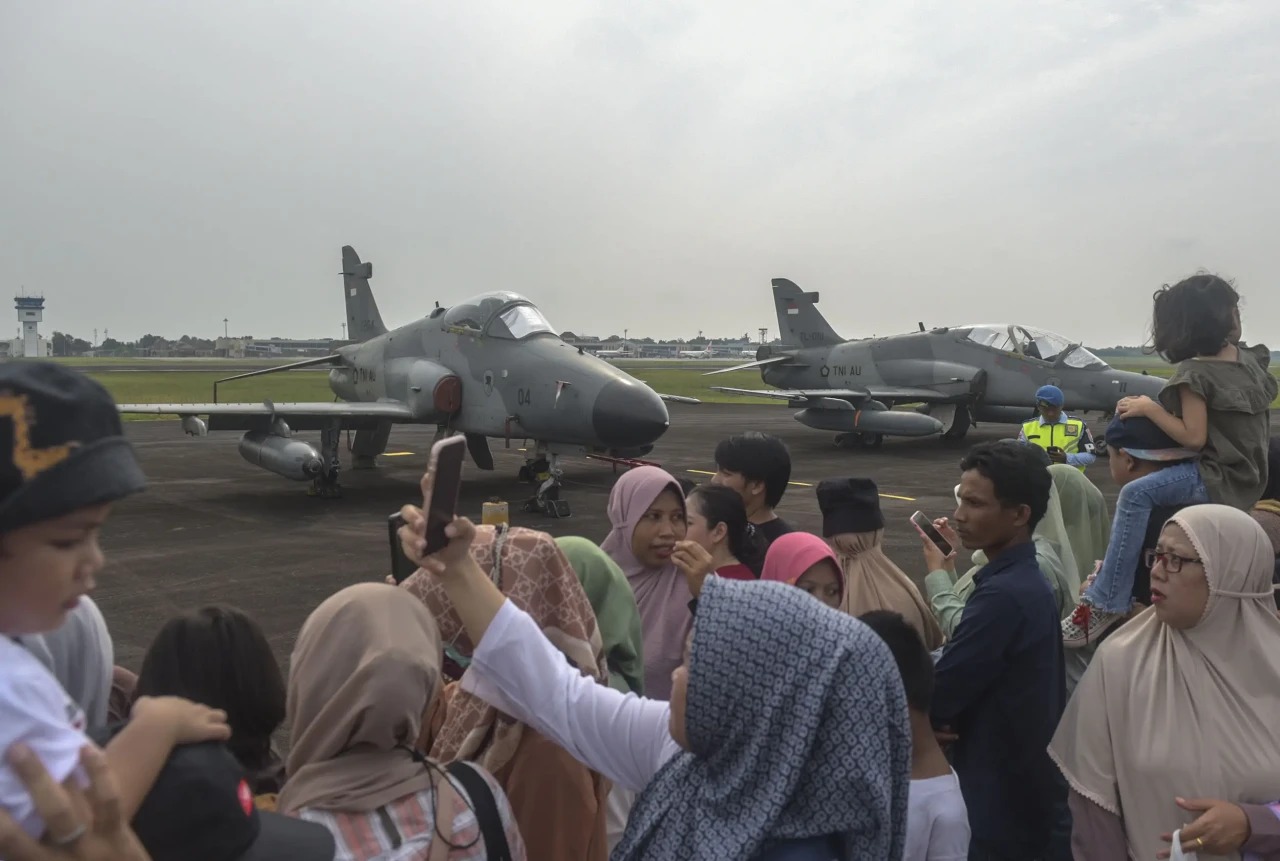 Antusiasme Warga Saksikan...