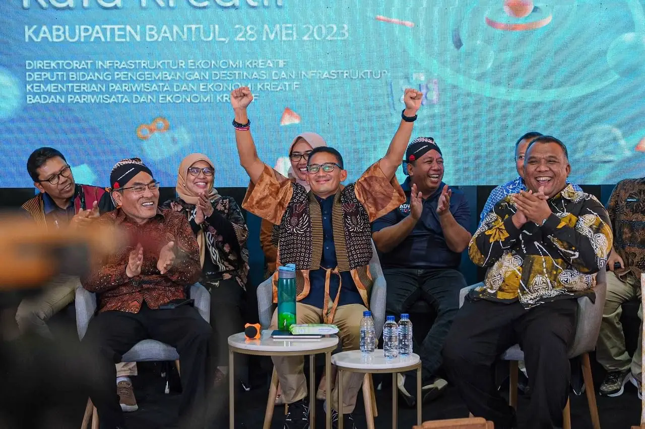 Momen Sandiaga Membatik...
