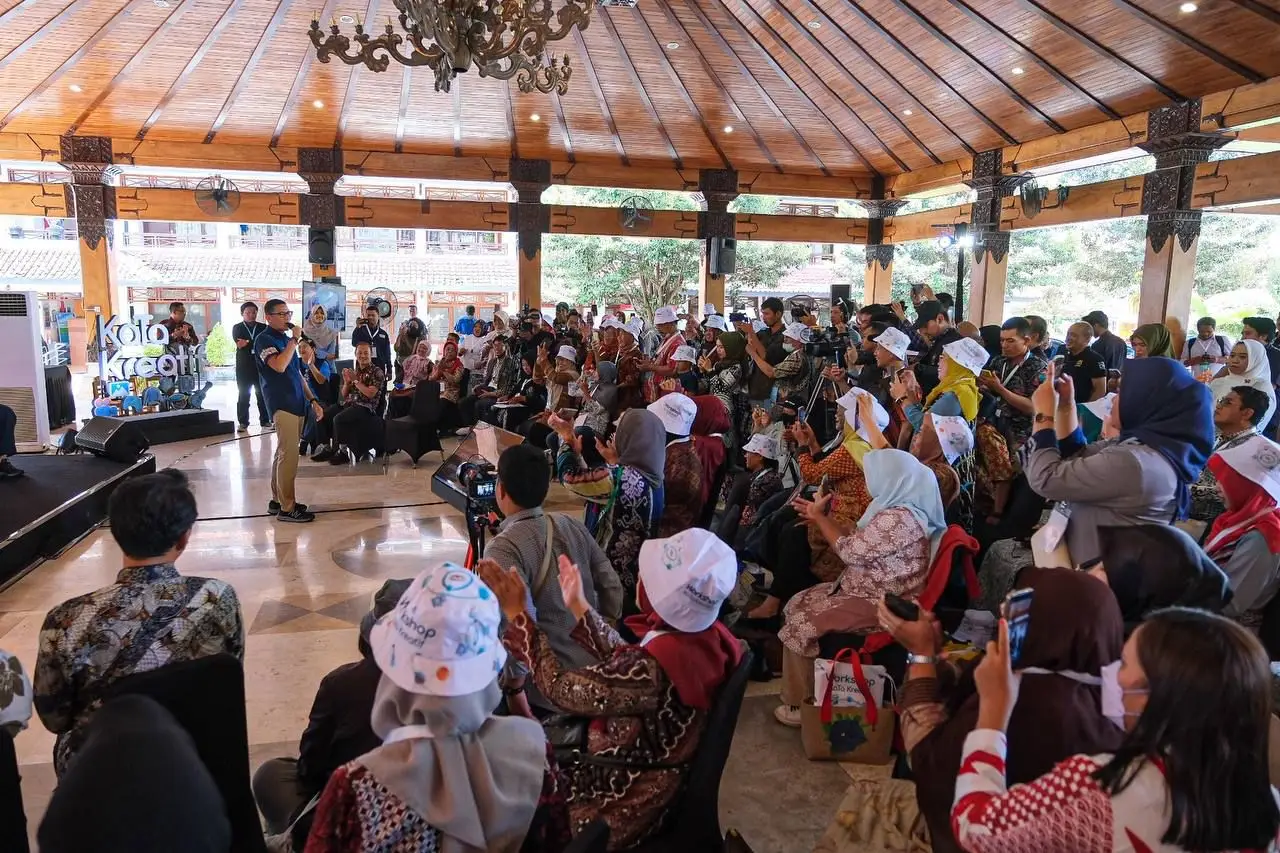 Momen Sandiaga Membatik...
