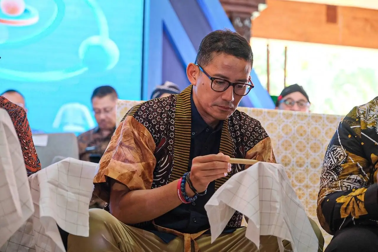 Momen Sandiaga Membatik...