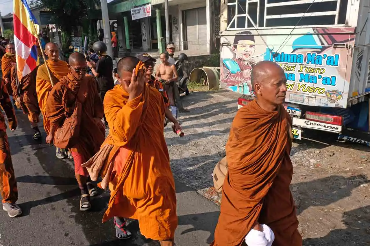 Biksu Thailand Tiba...