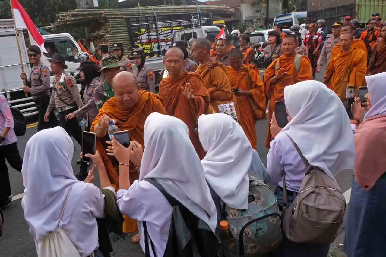 Biksu Thailand Tiba...