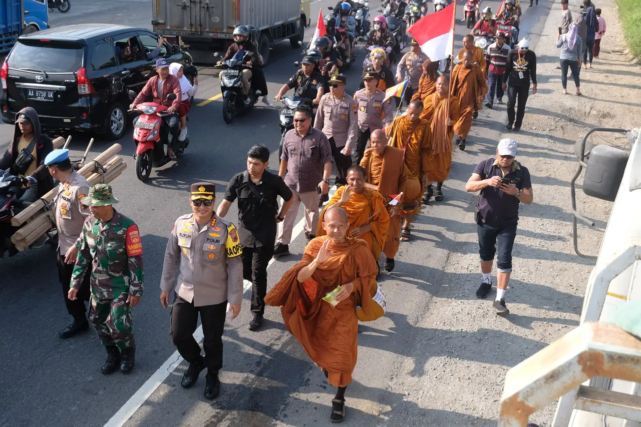 Biksu Thailand Tiba...