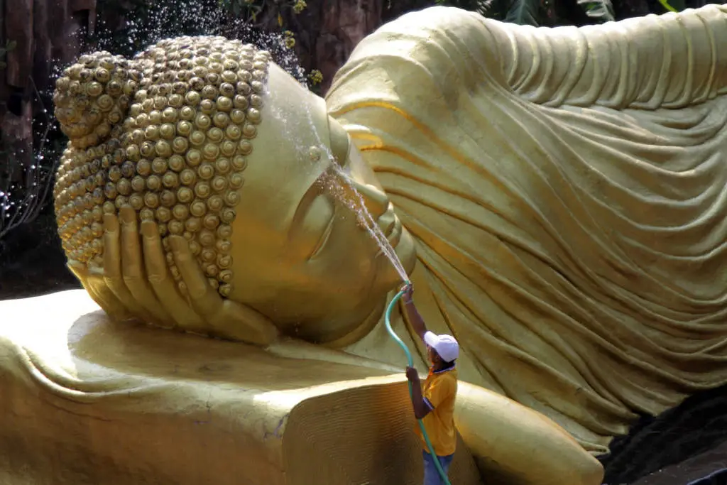 Pencucian Patung Buddha...