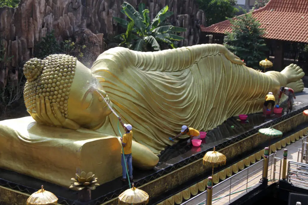 Pencucian Patung Buddha...