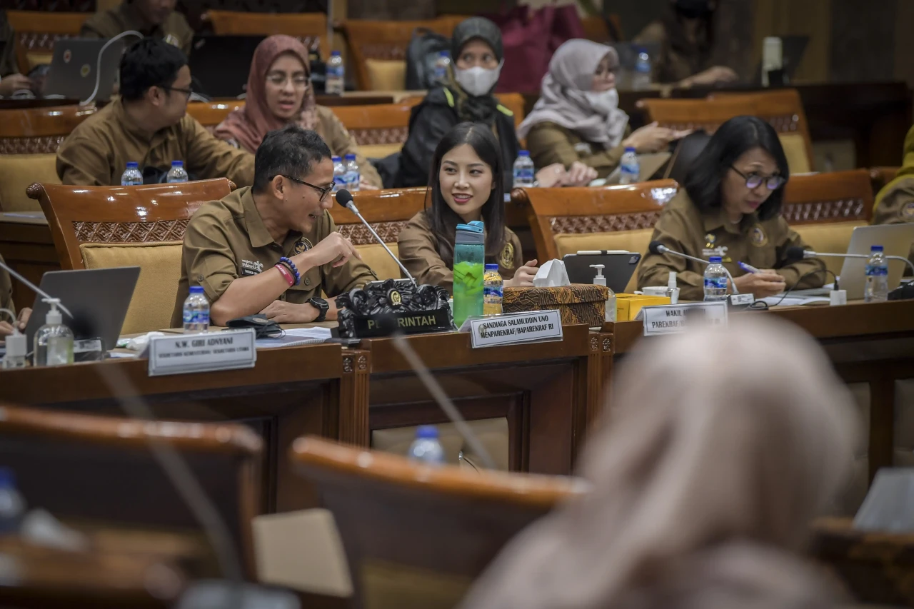 Rapat kerja Kemenparekraf...